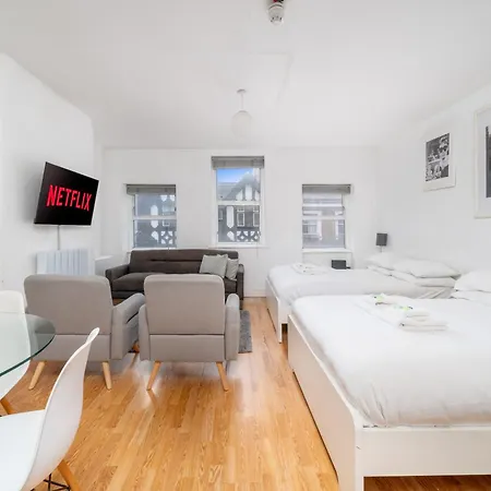 Oxford Street & Soho Square Apartment - Spacious Studio Suite, Full Kitchen, Two Double Beds, Stairs Access-2