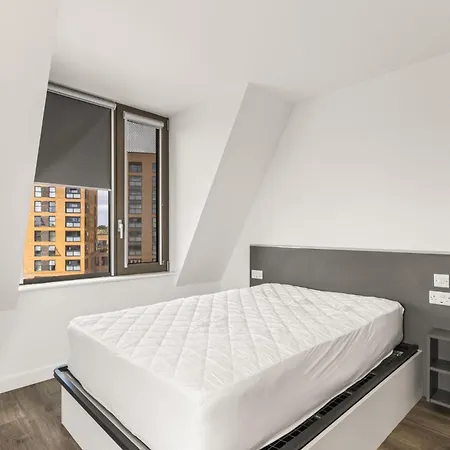 For Students Only Chapter White City - London - Near East Acton Station-3