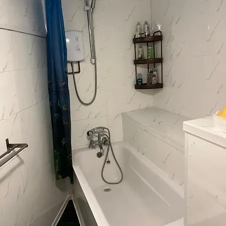 Studio Apartment - Entire Lower Ground Floor - Only 7 Mins Walk Kings Cross St Pancras Station-2