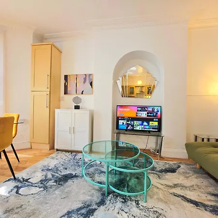 Spacious & Cosy 2 Bedroom Home Plus 2 Sofa-Beds With Private Entrance And Back Patio, 3 Min Walk To Earl'S Court Station-3