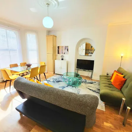 Spacious & Cosy 2 Bedroom Home Plus 2 Sofa-Beds With Private Entrance And Back Patio, 3 Min Walk To Earl'S Court Station-3