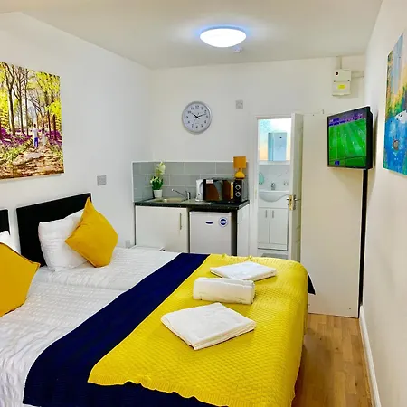 London Studio Apartments, Private Bathroom, Kitchenette, Parking, Np2-2
