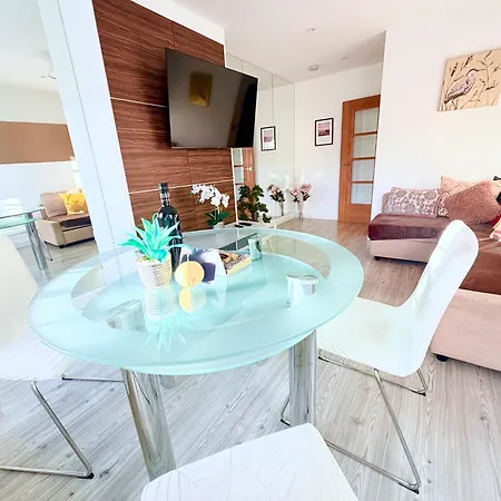 Hampstead 4-Bedrooms Condo Apartment-3