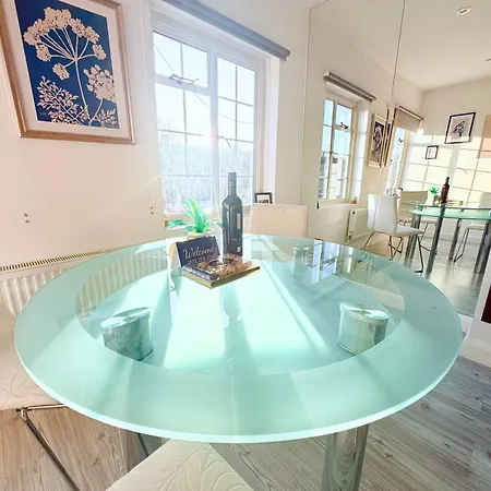 Hampstead 4-Bedrooms Condo Apartment-2