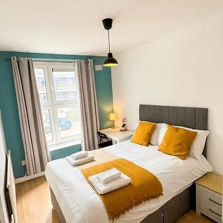 Spacious 3 Bedroom Flat in Stockwell-2