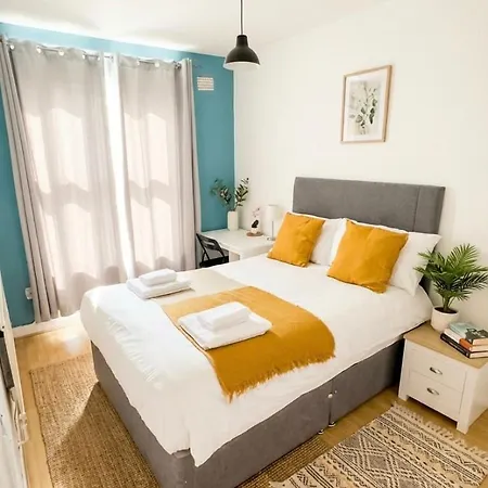 Spacious 3 Bedroom Flat in Stockwell-3