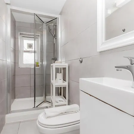 Apartments In The Heart Of High Street Kensington-3