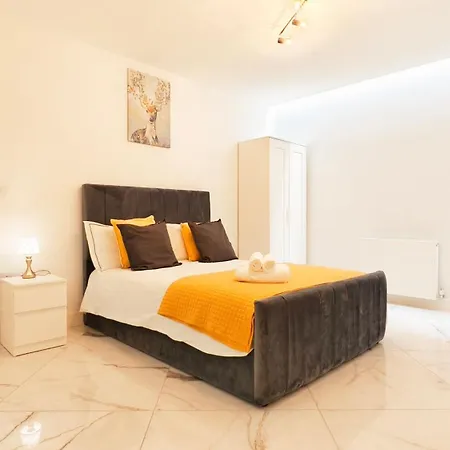 Spacious 2B2B Apartment With Garden In Hammersmith-2