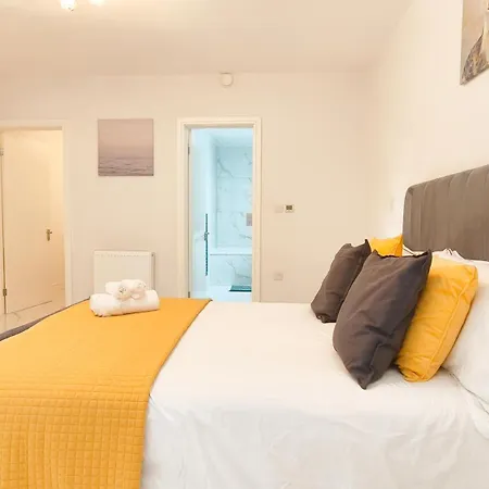 Spacious 2B2B Apartment With Garden In Hammersmith-3