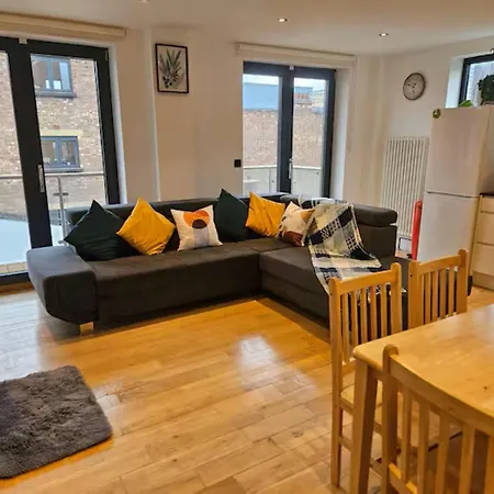 2 Bedroom, 2 Bathroom Apartment With Balcony In Hoxton Shoreditch, Sleeps 6-2