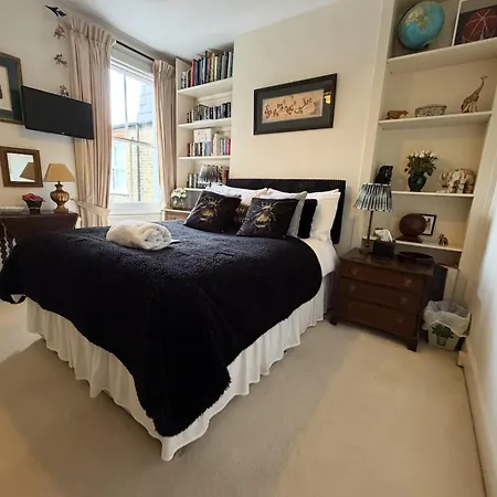 Double Bedroom In Homely, 5 Bedroom Family House By The River In Fulham-2