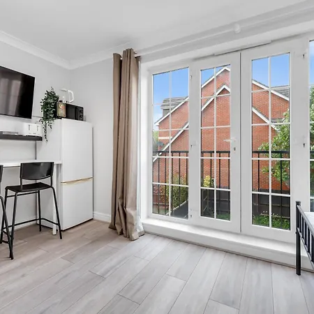 Riverview, Studio Style Room Near Station R3-3