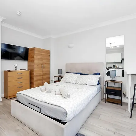 Parkside Studio Retreat, 5 Min From Station ,R2-2