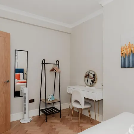 Bright Apartment Near Hyde Park-3