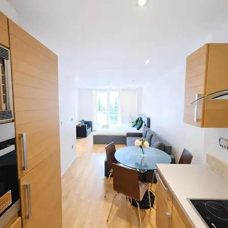 Canary Wharf Apartment-3