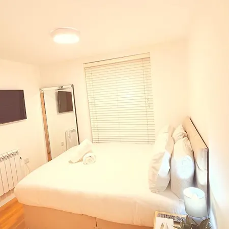 Central London - 2 Bed Apartment-3
