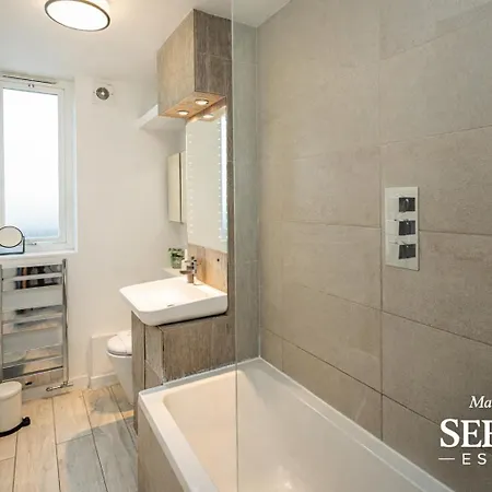 Top Floor 2Bed With Private Terrace In Shepherds Bush Near Westfield & Tube-3