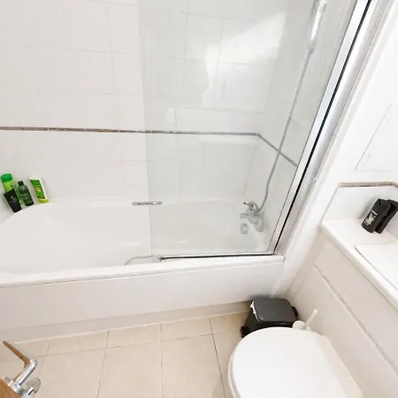 Canary Wharf O2 Excel Apartment With Balcony & Parking-2