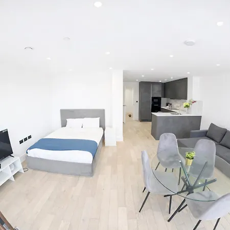 Greenstreet Apartment In London-3