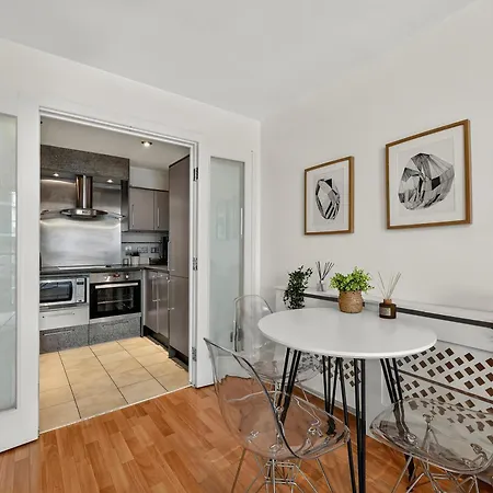 Riverside Balcony Apartments, 10 Minutes From Oxford Circus-3
