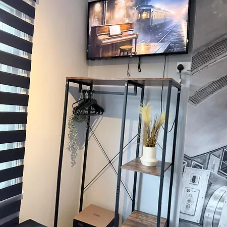 Solo Executive Studio - Dedicated Desk & Smart Tv - Islington-2