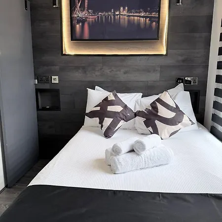 London cosy studio 10 min to underground&train-3