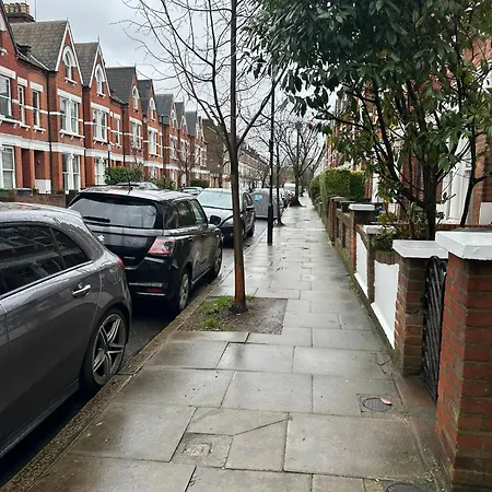 London cosy studio 10 min to underground&train-2