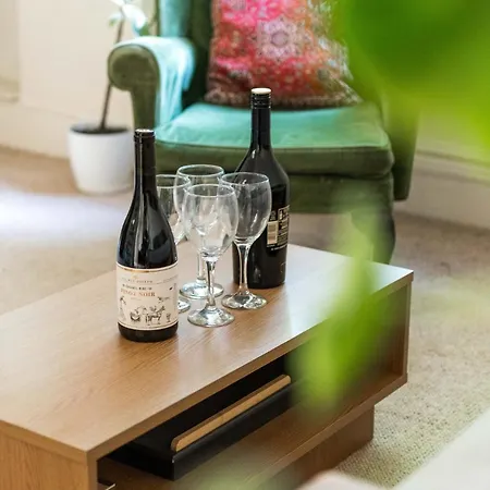 Charming Shepherd'S Bush Apartment-3