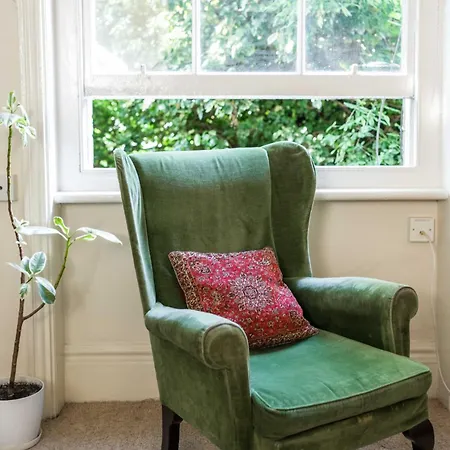 Charming Shepherd'S Bush Apartment-2