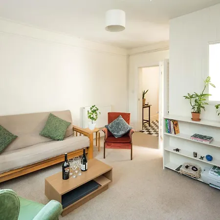 Charming Shepherd'S Bush Apartment-3
