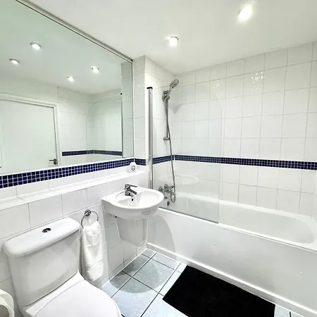 2 Bed, 2 Bath, Ground Floor Whole Apartment With Parking, Near Central London & Stratford, Close To Station, Zone 2-3
