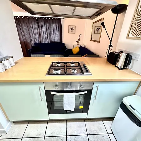 2 Bed, 2 Bath, Ground Floor Whole Apartment With Parking, Near Central London & Stratford, Close To Station, Zone 2-2