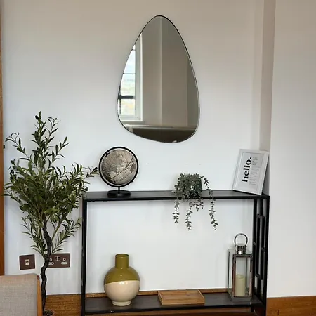 Amanah Properties Elegant- 2-Bed Apartment In Chelsea Cloisters With Stunning City Views-3