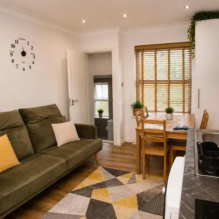Evergreen Apartments-Flat 4, London-2