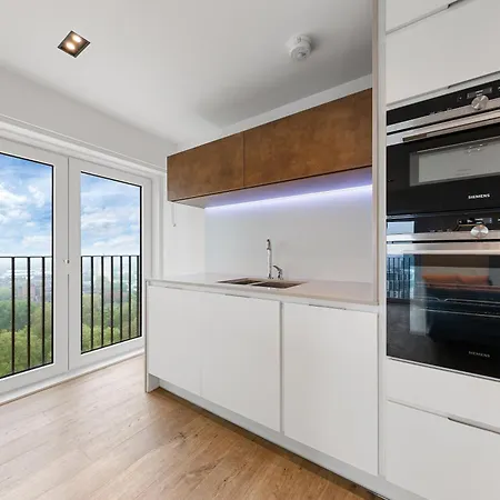 Central London Luxury: Garden View Flat with Balcony-2