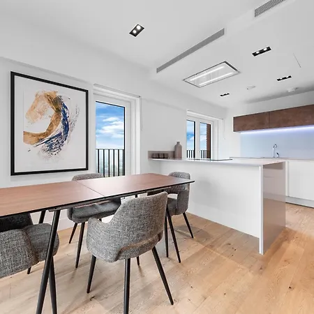 Central London Luxury: Garden View Flat with Balcony-3