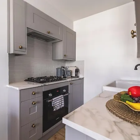 Luxurious 1-Bedroom Flat In Kensington Olympia-W14-3