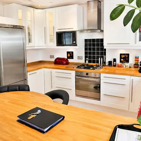 Sunny 2 Bedroom, 2 Bathroom Apartment With Rooftop In Central London-3