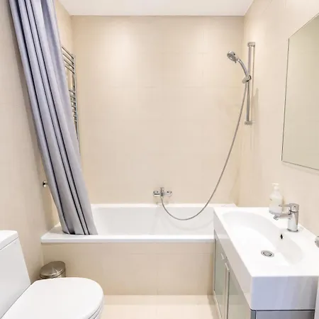 Sunny 2 Bedroom, 2 Bathroom Apartment With Rooftop In Central London-2