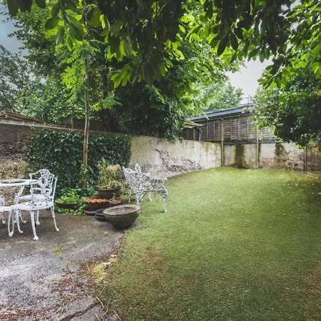 Central London 1-Bed Flat 4 Beds Sleeps 5-2