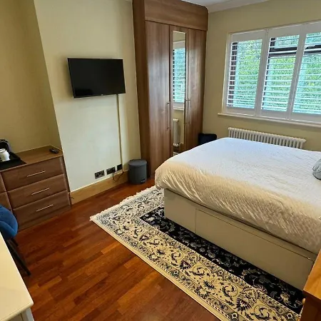 Cosy Double Room With A Separate Shower Room, Or Upgrade To A Deluxe Double Room With En-Suite Facilities With Just A 2 Minute Walk To Train Station-3