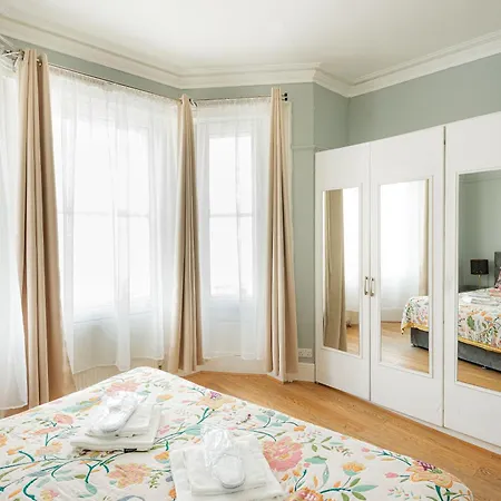 Gloucester Station Gem: 3 Bedroom Oasis-2