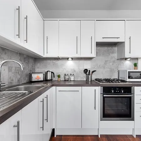 Wimbledon Two Bedroom Luxury Stays - Central London-3