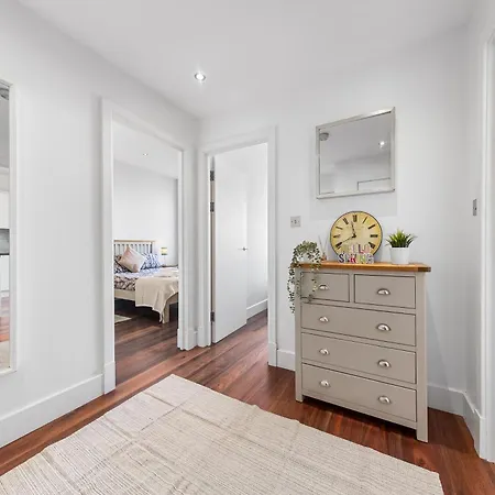 Wimbledon Two Bedroom Luxury Stays - Central London-2