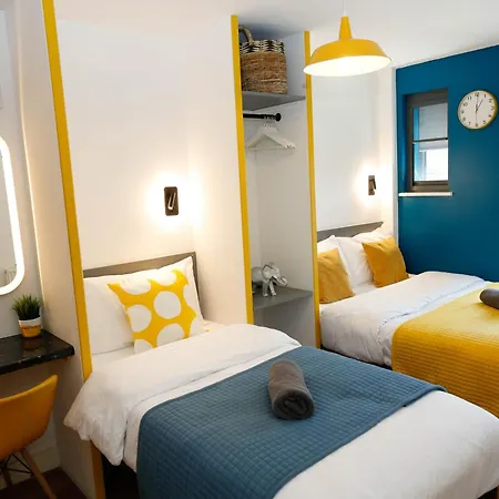 New Luxury Apartment In Central Location Next To Shops, Cafes, Bars & Metro-3