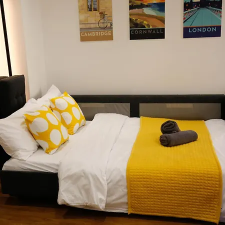 New Luxury Apartment In Central Location Next To Shops, Cafes, Bars & Metro-2