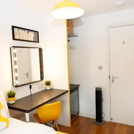 New Luxury Rooms In The Heart Of London Next To Shops, Cafes, Bars & Metro With Shared Bathrooms-3