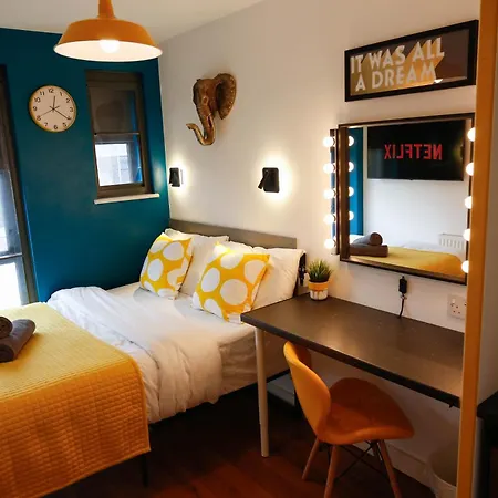 New Luxury Rooms In The Heart Of London Next To Shops, Cafes, Bars & Metro With Shared Bathrooms-3