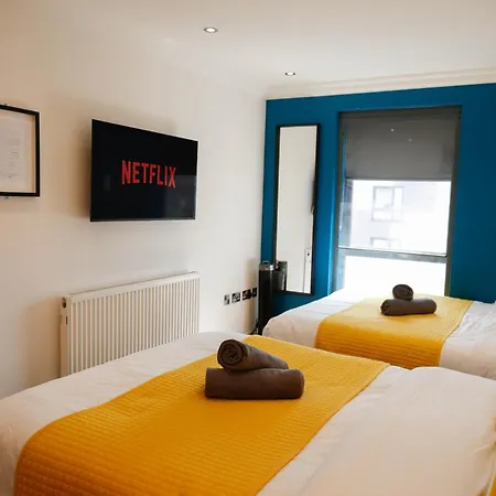 New Luxury Rooms In The Heart Of London Next To Shops, Cafes, Bars & Metro With Shared Bathrooms-2