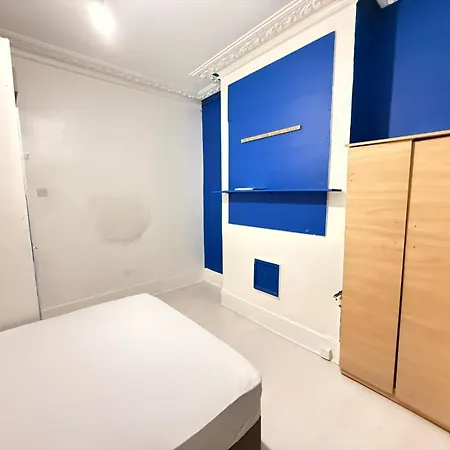 East London 2 Bedroom Flat-3